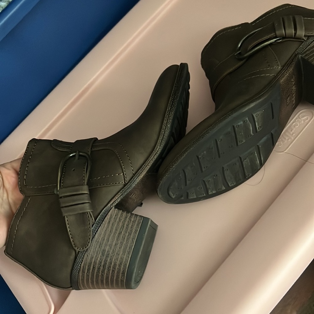 Boots - Picture 3 of 3